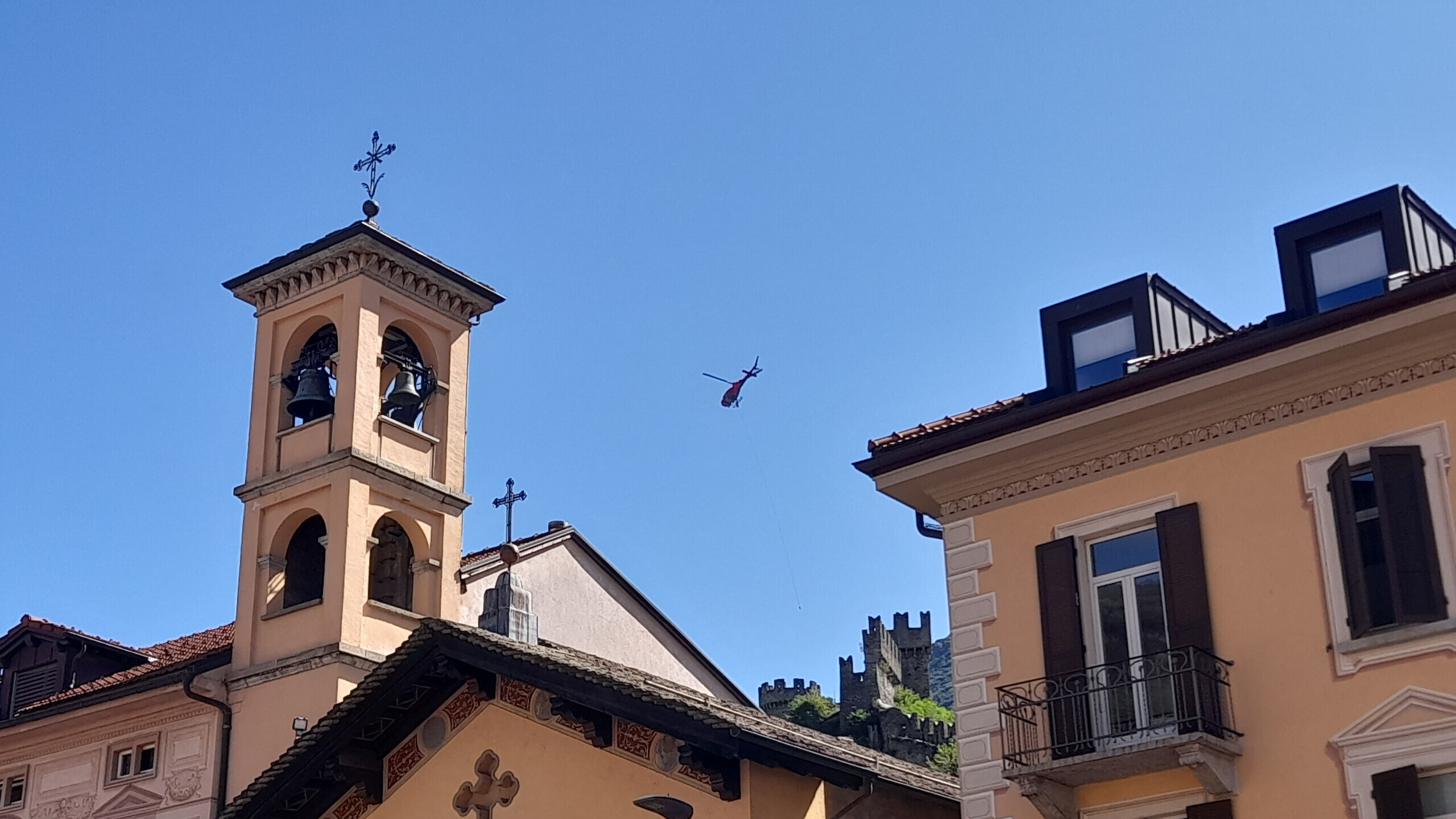 Elicottero sopra Montebello