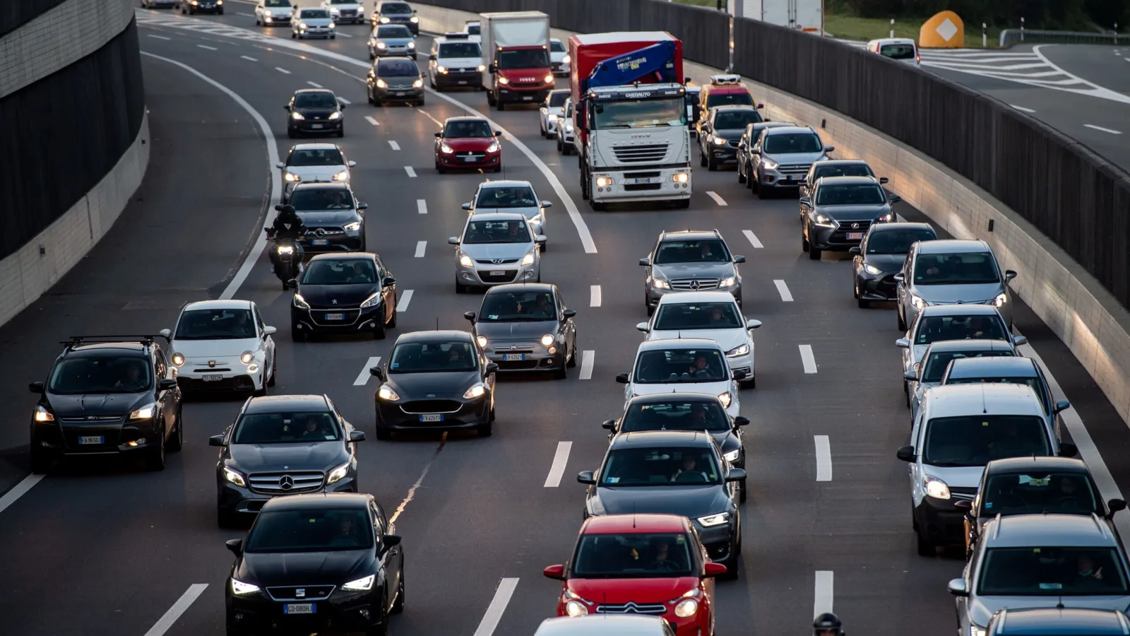 A2 svincolo di Mendrisio con traffico incolonnato