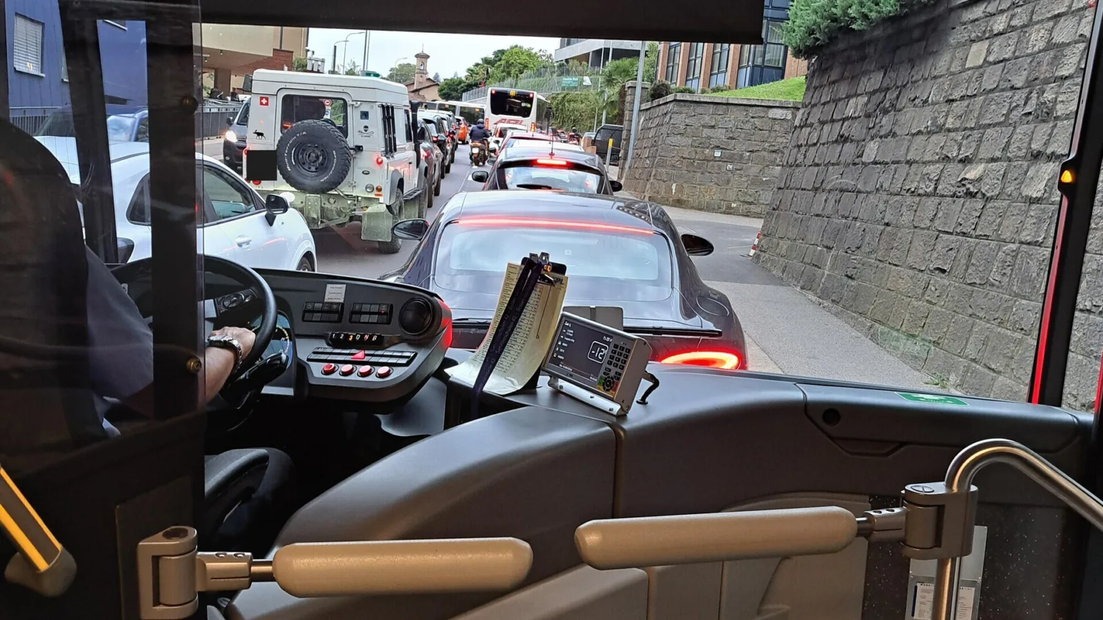 PAL5 Bus incolonnato a Lugano su Via San Gottardo verso la stazione