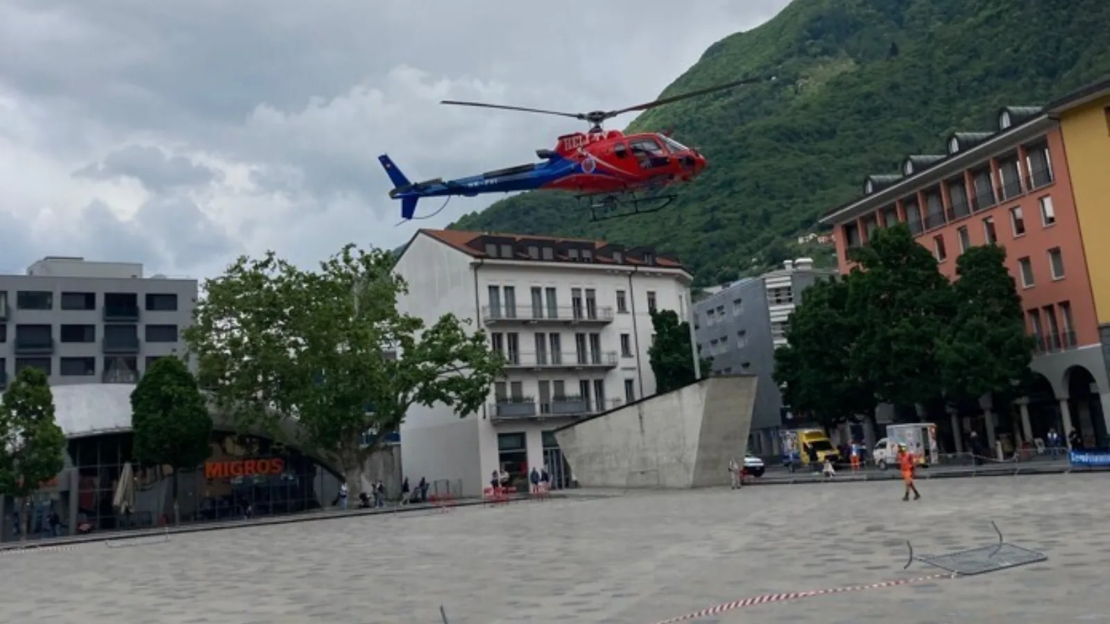 Elicottero sopra Bellinzona 02 web