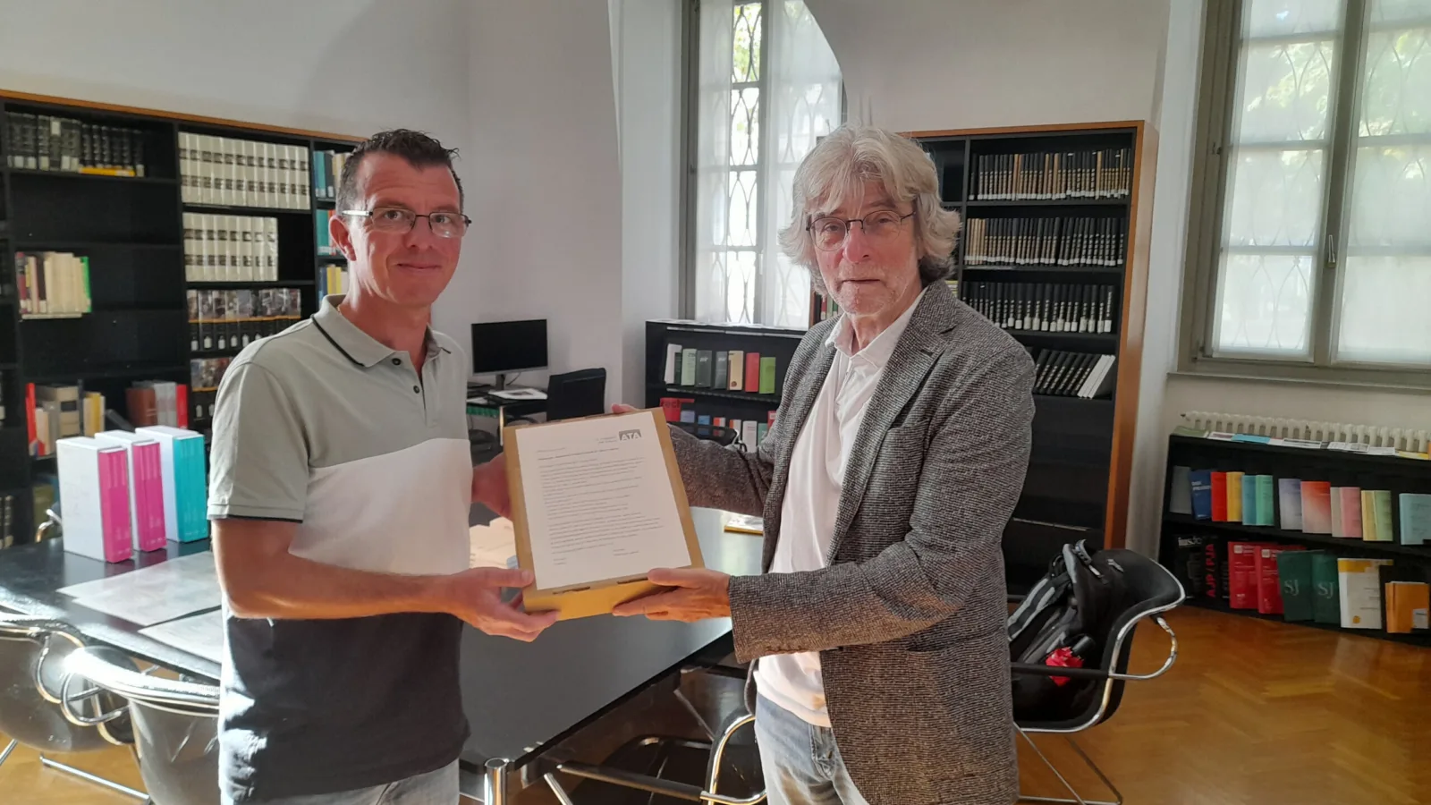 Consegna firme petizione ATA - Trasporti pubblici meno cari per i giovani