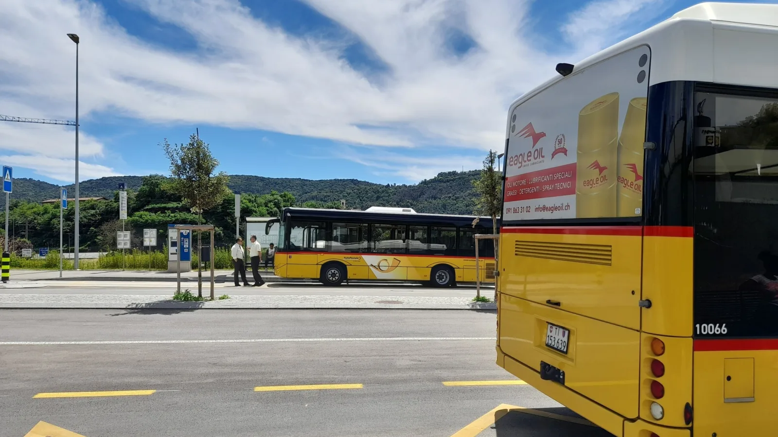 Autopostali alla fermata di Morbio Inferiore Serfontana