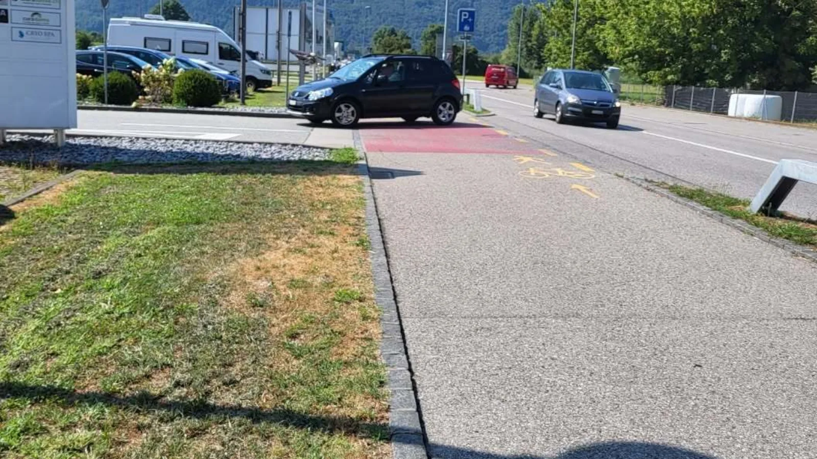 Via Stradonino_Accesso al Polipark, auto in attraversamento
