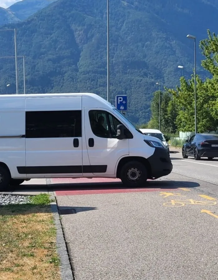 Via Stradonino_Accesso al Polipark, furgoncino in attraversamento_ridotta_bs