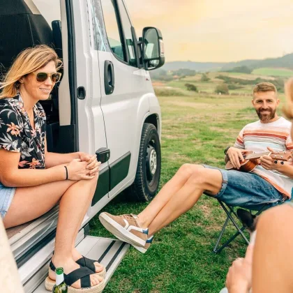 giovani in campeggio camper