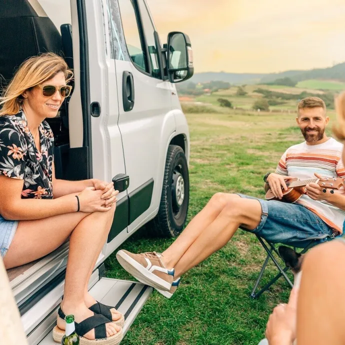 giovani in campeggio camper