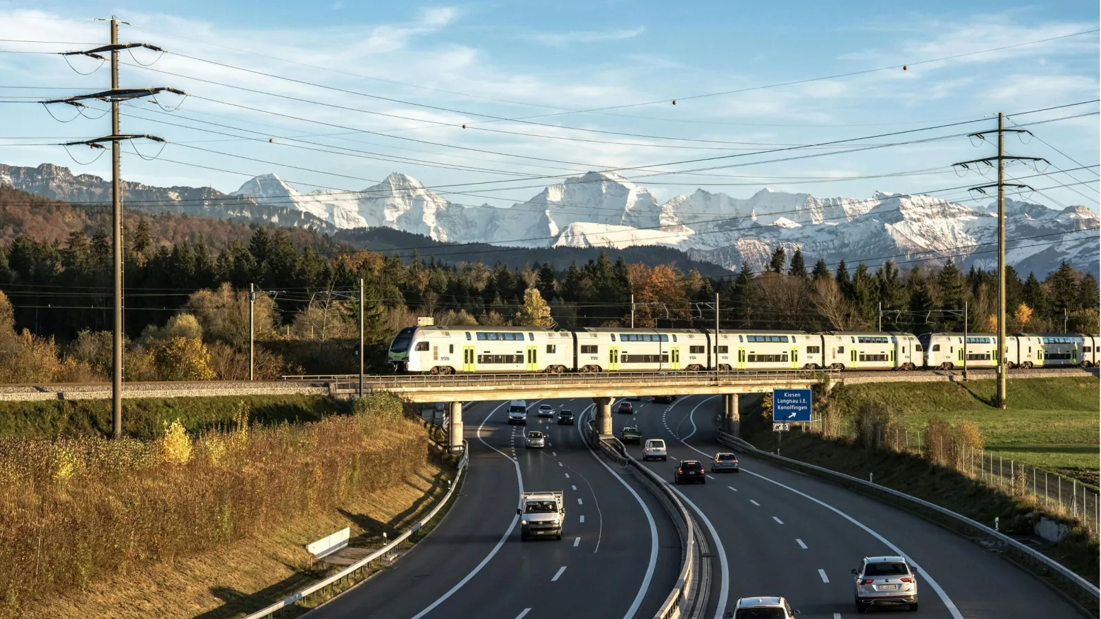 Zug und Autobahn