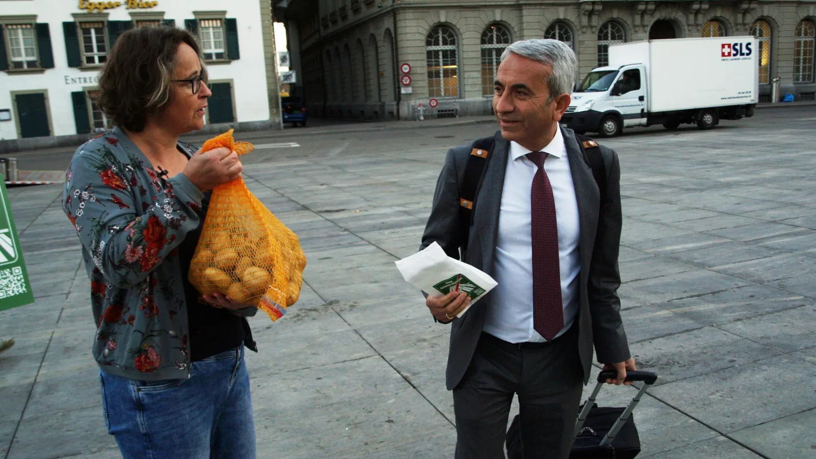 Campagna di patate davanti al Palazzo federale Ampliamento dell'autostrada