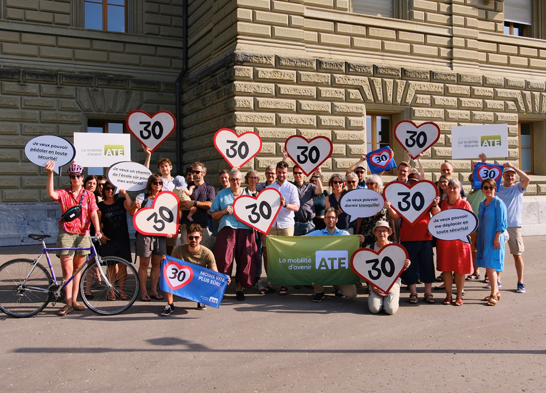 20250815 T30 Petition Uebergabe FR 2