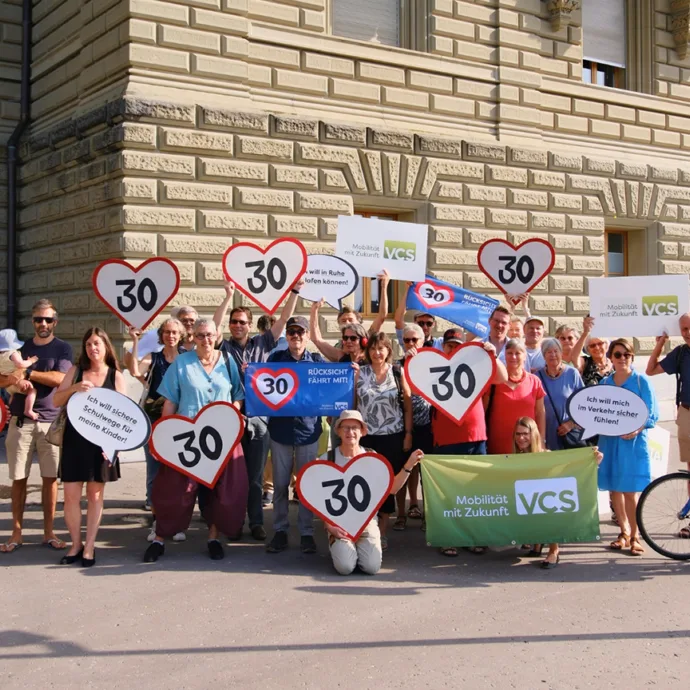 20250815 T30 Petition Uebergabe DE kl