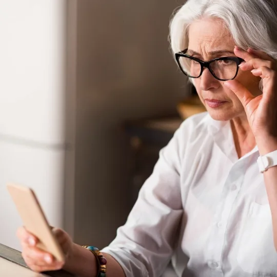 Donna al cellulare Donare