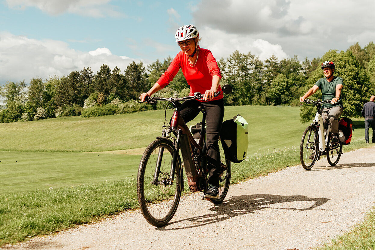 Motociclista di biciclette elettriche La natura
