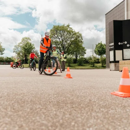 Ciclista di biciclette elettriche Corso