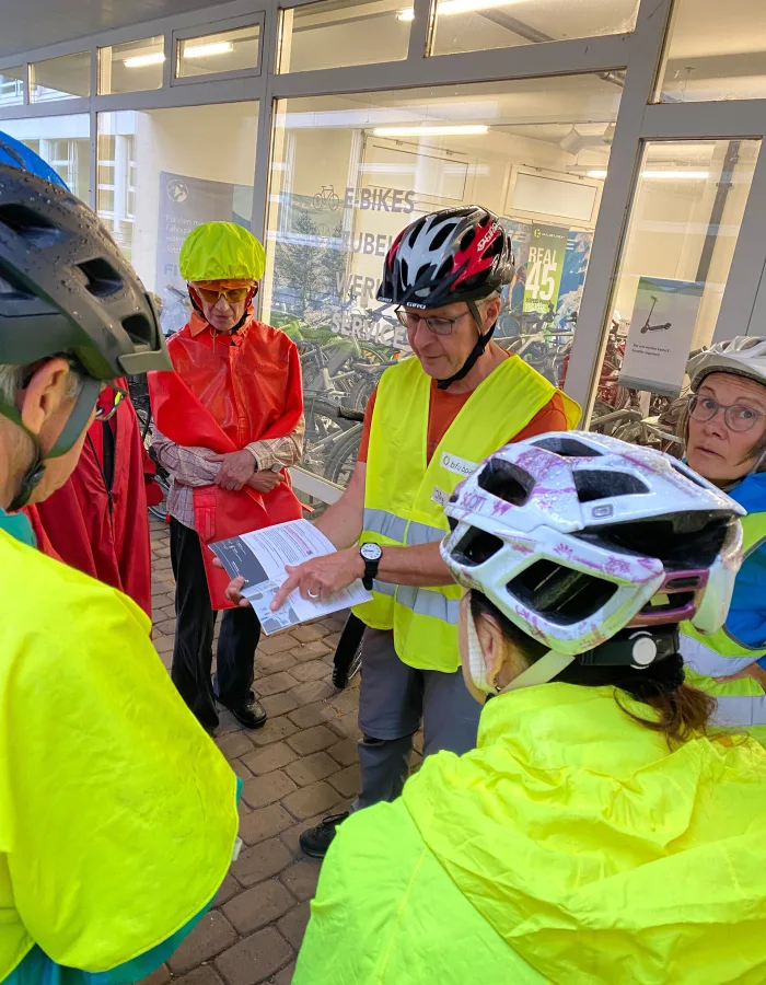 Ciclista di biciclette elettriche Corso