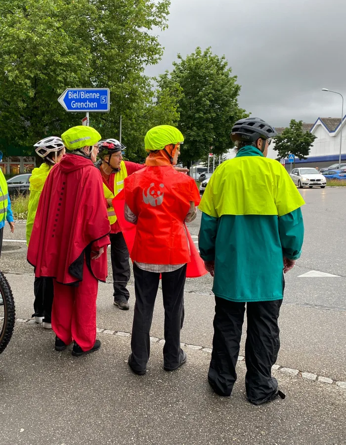Ciclista di biciclette elettriche Corso Sicurezza Strada Regolamento