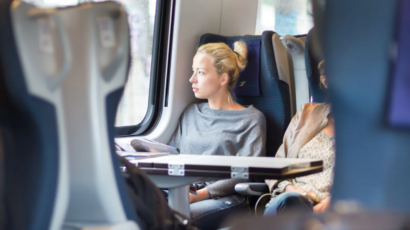 Frau im Zug