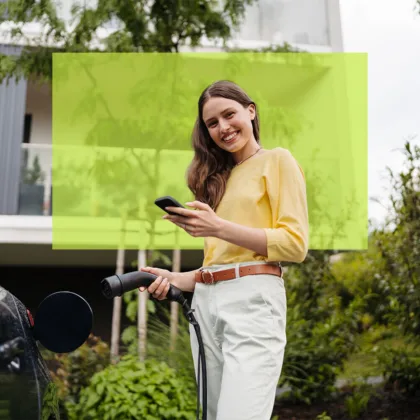 Donna Auto elettrica plugin Ricarica Assicurazione auto